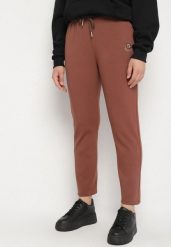 Ciemnobrązowe Spodnie Dresowe z Ozdobą z Boku Rialane. Brązowe spodnie dresowe damskie Born2be, plus size, z aplikacjami, z dresówki. Za 59.99 zł.