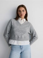 Krótki sweter z koszulowymi elementami - jasnoszary. Szare swetry klasyczne damskie Reserved, l, z dzianiny, bez kołnierzyka. W wyprzedaży za 109.99 zł.