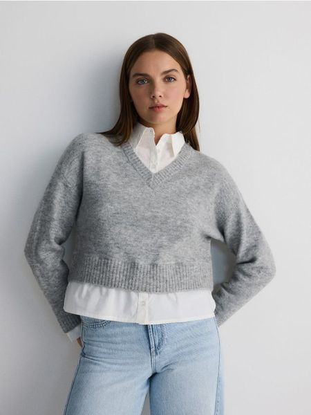 Krótki sweter z koszulowymi elementami - jasnoszary. Szare swetry klasyczne damskie Reserved, l, z dzianiny, bez kołnierzyka. W wyprzedaży za 109.99 zł.