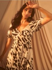 Sukienka mini z abstrakcyjnym wzorem - wielobarwny. Sukienki damskie Sinsay, l, bez wzorów, bez kołnierzyka, bez ramiączek, mini. Za 49.99 zł.