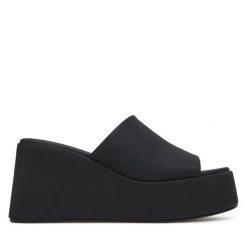 Klapki DeeZee. Czarne klapki damskie DeeZee, bez wzorów, bez obcasa. Za 139.99 zł.