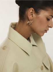 Kolczyki w kształcie kwiatów - brązowy. Brązowe kolczyki damskie Reserved. Za 39.99 zł.