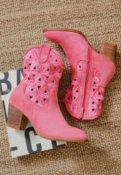 Fuksjowe Botki Vices na Obcasie w Stylu Kowbojek Ozdobione Ażurowym Wzorem Zelori. Czerwone botki damskie Born2be, na jesień, z satyny, eleganckie, ze szpiczastym noskiem, bez obcasa, na obcasie, bez zapięcia. Za 139.99 zł.
