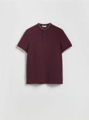 Koszulka polo regular ze stójką - bordowy. Czerwone koszulki polo męskie Reserved, l, bez wzorów, z bawełny, bez ramiączek. W wyprzedaży za 55.99 zł.