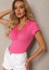 Fuksjowy T-shirt z Bawełny z Krótkim Rękawem i Ozdobną Koronką przy Dekolcie Comelina. Czerwone t-shirty damskie Renee, s, bez wzorów, z bawełny, bez kołnierzyka. Za 44.99 zł.