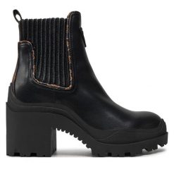 Botki Guess. Czarne botki damskie Guess, bez obcasa, na słupku, bez zapięcia. Za 429.99 zł.