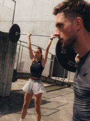 4F Crop top treningowy szybkoschnący damski - czarny L. Czarne topy sportowe damskie 4f, l, bez wzorów, bez ramiączek. Za 99.99 zł.