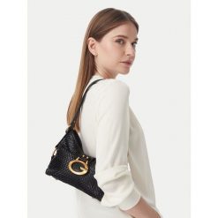 Torebka Guess. Czarne torebki klasyczne damskie Guess, z aplikacjami, bez dodatków. Za 520.99 zł.