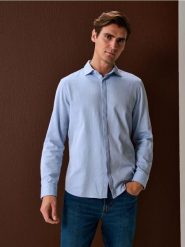 Bawełniana koszula z kołnierzykiem - błękitny. Niebieskie koszule męskie Sinsay, l, bez wzorów, z bawełny, bez kołnierzyka, bez ramiączek. Za 59.99 zł.