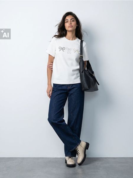 Koszulka z wiskozą i błyszczącym motywem kokard - kremowy. Białe t-shirty damskie Sinsay, l, bez wzorów, z wiskozy, bez kołnierzyka. Za 29.99 zł.