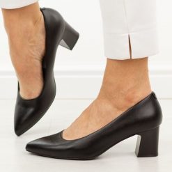 Czarne czółenka damskie na obcasie Sergio Leone Pb413. Czarne czółenka damskie Sergio Leone, bez wzorów, ze skóry, bez obcasa, na obcasie. W wyprzedaży za 148.72 zł.