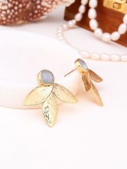 L'Atelier de Gaia Pozłacane kolczyki-wkrętki z kamieniami księżycowymi rozmiar: onesize. Szare kolczyki damskie L'Atelier de Gaia, z kamieniem księżycowym, pozłacane. Za 117.73 zł.