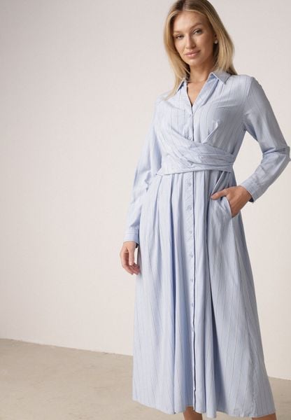 Niebieska Koszulowa Sukienka z Wiskozy z Ozdobnym Marszczeniem w Talii Batena. Niebieskie sukienki damskie Born2be, do pracy, l, bez wzorów, z wiskozy, biznesowe, bez kołnierzyka, bez ramiączek, maxi, koszulowe. Za 139.99 zł.