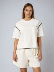 Bawełniana koszulka z kieszonką i kontrastową lamówką - kremowy. Białe t-shirty damskie Sinsay, l, bez wzorów, z bawełny, bez kołnierzyka. Za 25.99 zł.