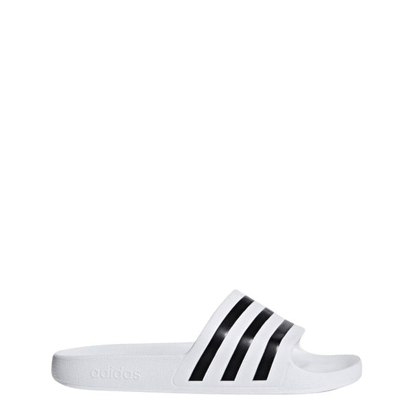 Klapki adilette Aqua. Białe klapki damskie Adidas, bez wzorów, bez obcasa. Za 99.95 zł.