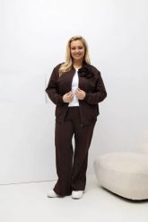 Bawełniany brązowy komplet dresowy Suzi: bluza bomberka i spodnie z szeroką nogawką PLUS SIZE XXL OVERSIZE WIOSNA. Brązowe bluzy bez kaptura damskie Moda Size Plus Iwanek, bez wzorów, z bawełny, casualowe, plus size. Za 389.90 zł.