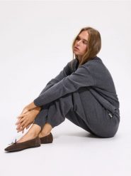 Dzianinowe spodnie barrel leg - ciemnoszary. Szare spodnie materiałowe damskie Reserved, bez wzorów, z dzianiny. Za 139.99 zł.
