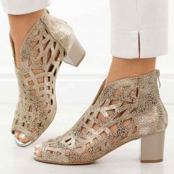 Złote sandały damskie na obcasie z zakrytą piętą M.Daszyński 1954-15 26. Żółte sandały damskie M.Daszyński, w ażurowe wzory, ze skóry, bez obcasa, na obcasie. Za 189.00 zł.