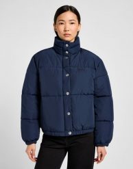 DAMSKA KURTKA LEE RELAXED SHORT PUFFER JACKET INDIGO 112355156. Niebieskie kurtki damskie Lee, na zimę, s, bez wzorów, bez kaptura. Za 249.99 zł.