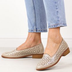 Złote ażurowe półbuty damskie Potocki 12320. Żółte półbuty damskie POTOCKI, w ażurowe wzory, ze skóry, eleganckie, z okrągłym noskiem, bez obcasa, na obcasie. Za 169.00 zł.