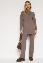 Ciemnobeżowy Prążkowany Komplet Dzianinowy z Bawełną Sweter z Półgolfem i Spodnie Elweda. Brązowe swetry klasyczne damskie Born2be, z bawełny, bez kołnierzyka. Za 109.99 zł.