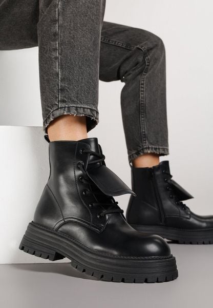 Czarne Casualowe Botki Typu Workery Vemarine. Czarne botki damskie Renee, z jeansu, bez obcasa, na płaskiej podeszwie, bez zapięcia. Za 169.99 zł.