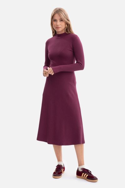 Bawełniana sukienka dzianinowa rozkloszowana fiolet. Sukienki damskie Bewear, do pracy, l, bez wzorów, z bawełny, biznesowe, bez kołnierzyka, bez ramiączek, rozkloszowane. Za 259.00 zł.