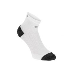 Skarpety do biegania KIPRUN. Białe skarpetki damskie KALENJI, bez wzorów, z elastanu. Za 19.99 zł.