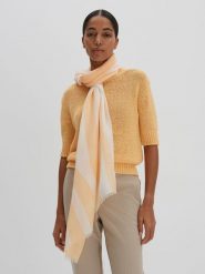 Someday Szal "Bailee" w kolorze brzoskwiniowym rozmiar: onesize. Pomarańczowe szaliki i kominy damskie Someday, bez wzorów, z materiału. Za 52.99 zł.