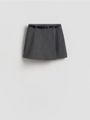 Spódnico-szorty z paskiem - jasnoszary. Szare szorty damskie Reserved, bez wzorów, z tkaniny. Za 99.99 zł.