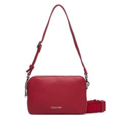 Torebka Calvin Klein. Czerwone listonoszki damskie CALVIN KLEIN, bez wzorów, bez dodatków. Za 409.99 zł.