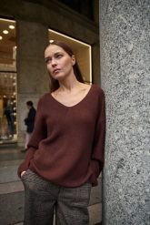 Sweter o prostym fasonie brązowy. Brązowe swetry klasyczne damskie MOODO, l, z poliamidu, bez kołnierzyka. Za 119.99 zł.