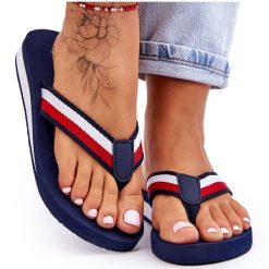 Damskie Klapki Japonki Na Platformie Big Star LL274779 Granatowe niebieskie. Niebieskie klapki damskie bez wzorów, bez obcasa, na koturnie. Za 170.94 zł.