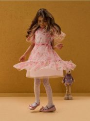 Sukienka tiulowa w kwiatowy wzór z brokatem i falbanami - różowy. Czerwone sukienki dziewczęce Sinsay, bez wzorów, z tiulu, bez ramiączek. Za 35.99 zł.