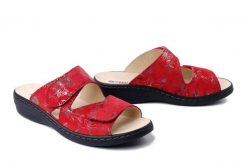 DR. BRINKMANN 701082-04 rot, klapki damskie. Czerwone klapki damskie Dr. Brinkmann, bez wzorów, ze skóry, bez obcasa. Za 229.42 zł.