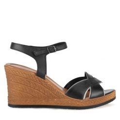 Sandały Lasocki. Czarne sandały damskie Lasocki, bez wzorów, bez obcasa, na koturnie. Za 125.99 zł.