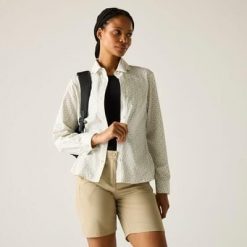 Koszula przeciw owadom z długim rękawem damska Regatta Travel. Białe koszule damskie Regatta, bez wzorów, sportowe, bez kołnierzyka, bez ramiączek. Za 279.99 zł.