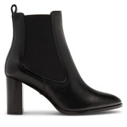 Botki GINO ROSSI. Czarne botki damskie Gino Rossi, bez obcasa, na słupku, bez zapięcia. Za 379.99 zł.