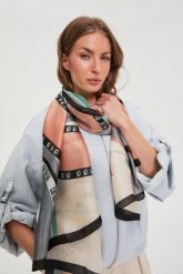 Wzorzysty szal miętowy. Zielone szaliki i kominy damskie MOODO, bez wzorów, z poliesteru. Za 59.99 zł.