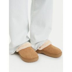 Klapki Crocs. Brązowe klapki damskie Crocs, bez wzorów, bez obcasa. Za 269.99 zł.