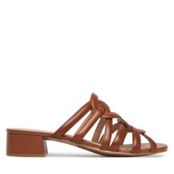 Klapki Caprice. Brązowe klapki damskie Caprice, bez wzorów, bez obcasa. Za 299.99 zł.