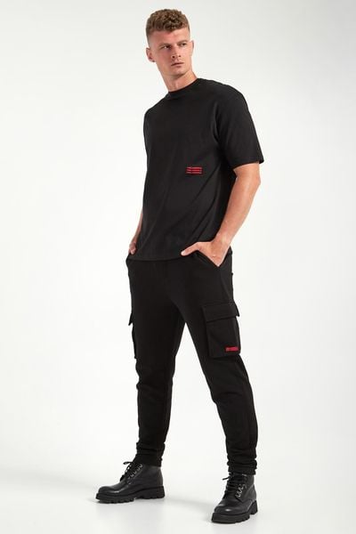 Spodnie dresowe męskie cargo KARL LAGERFELD. Spodnie dresowe męskie Karl Lagerfeld, bez wzorów, z dresówki. W wyprzedaży za 664.30 zł.