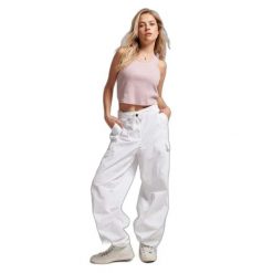 Damskie spodnie spadochronowe typu baggy Superdry. Białe spodnie materiałowe damskie Superdry., z aplikacjami, z bawełny, vintage. Za 380.00 zł.