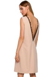 Sukienka o prostym fasonie z dekoltem na plecach beżowy. Brązowe sukienki damskie Sukienki.shop, na co dzień, l, bez wzorów, z elastanu, eleganckie, bez kołnierzyka, bez ramiączek, proste. Za 209.00 zł.
