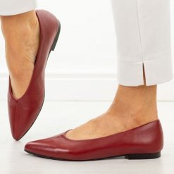 Czerwone skórzane czółenka damskie T.Sokolski 307. Czerwone czółenka damskie Sokolski, bez wzorów, ze skóry, bez obcasa, na płaskiej podeszwie. W wyprzedaży za 263.12 zł.