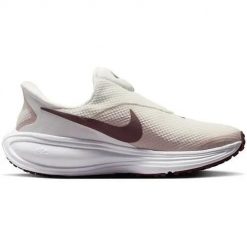 Buty do biegania damskie Nike Revolution 8 EasyOn. Białe obuwie treningowe damskie Nike, do biegania, nike revolution. Za 458.00 zł.