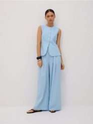 Spodnie wide leg - jasnoniebieski. Niebieskie spodnie materiałowe damskie Reserved, bez wzorów, z tkaniny. W wyprzedaży za 119.99 zł.