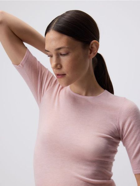 Wełniany t-shirt - pastelowy róż. Czerwone t-shirty damskie Reserved, l, bez wzorów, z dzianiny, bez kołnierzyka. Za 139.99 zł.