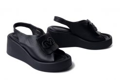 Artiker Relaks 58C2196 Czarny, sandały damskie. Czarne sandały damskie Artiker Relaks, bez wzorów, ze skóry, bez obcasa, na koturnie. Za 304.90 zł.
