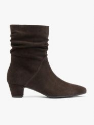 Brązowe marszczone botki nad kostkę. Brązowe botki damskie Ryłko, ze skóry, eleganckie, bez obcasa, na słupku, bez zapięcia. Za 529.99 zł.